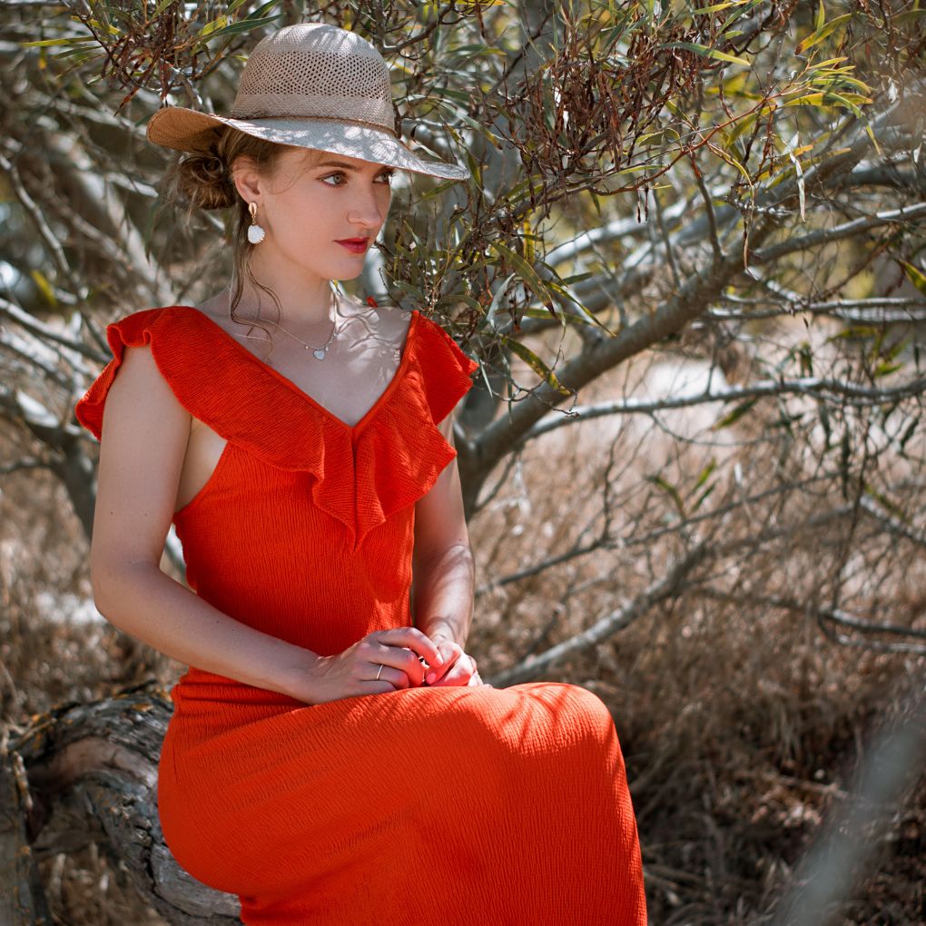 femme porte une robe couleur terracotta